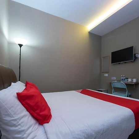Oyo 90231 Hotel By The Park Plt Johor Bahru Bagian luar foto