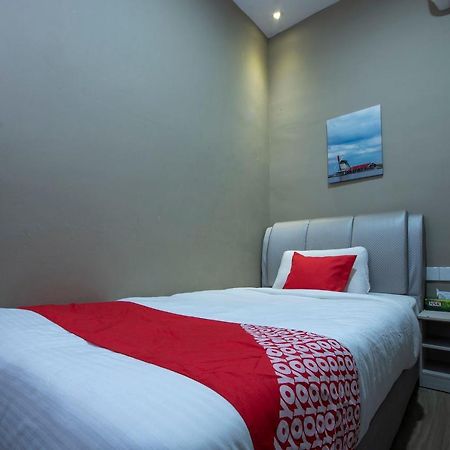 Oyo 90231 Hotel By The Park Plt Johor Bahru Bagian luar foto