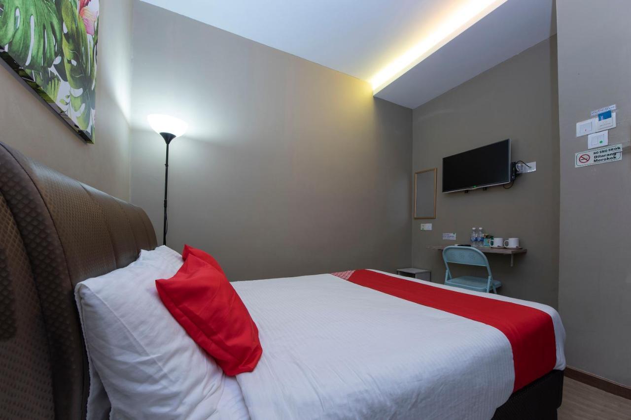 Oyo 90231 Hotel By The Park Plt Johor Bahru Bagian luar foto