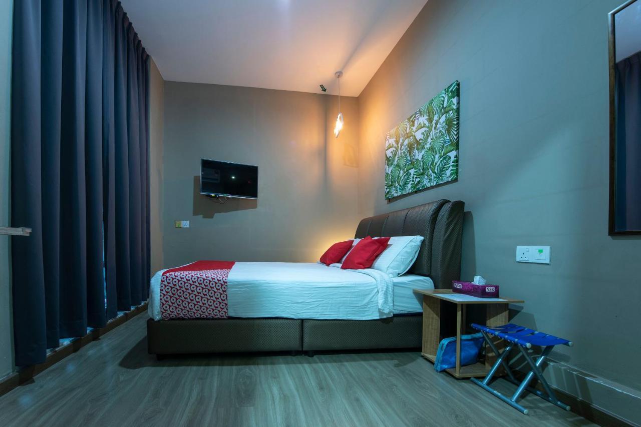 Oyo 90231 Hotel By The Park Plt Johor Bahru Bagian luar foto