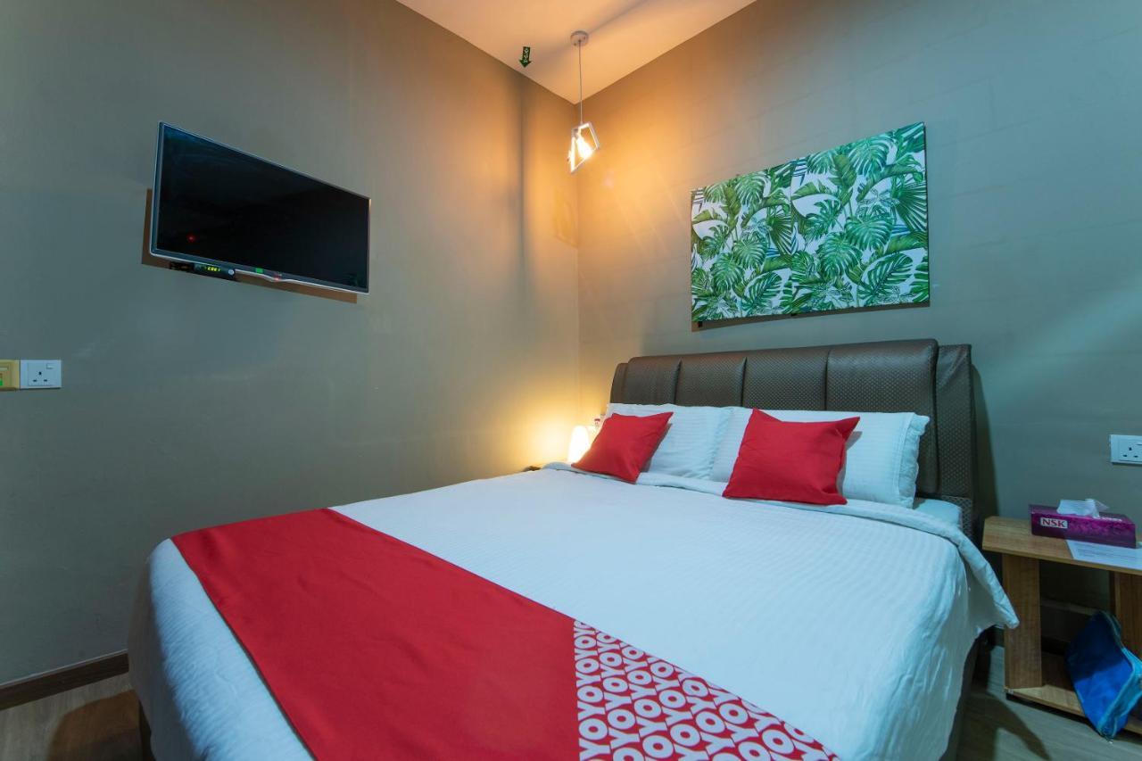 Oyo 90231 Hotel By The Park Plt Johor Bahru Bagian luar foto