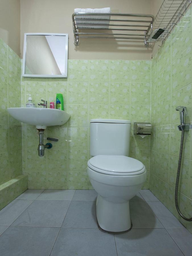 Oyo 90231 Hotel By The Park Plt Johor Bahru Bagian luar foto